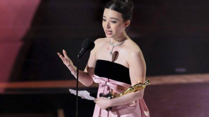 Mikey Madison, por 'Anora', se impone a Karla Sofía Gascón en el Óscar a mejor actriz FOTOGRAFÍA. LOS ÁNGELES (ESTADOS UNIDOS DE AMÉRICA), 02 DE MARZO DE 2025. Mikey Madison acepta el Oscar a la mejor interpretación de una actriz en un papel protagónico por 'Anora' durante la 97a ceremonia anual de los Premios de la Academia en el Dolby Theatre en el barrio de Hollywood de Los Ángeles, California, Estados Unidos, el 02 de marzo de 2025. Efe