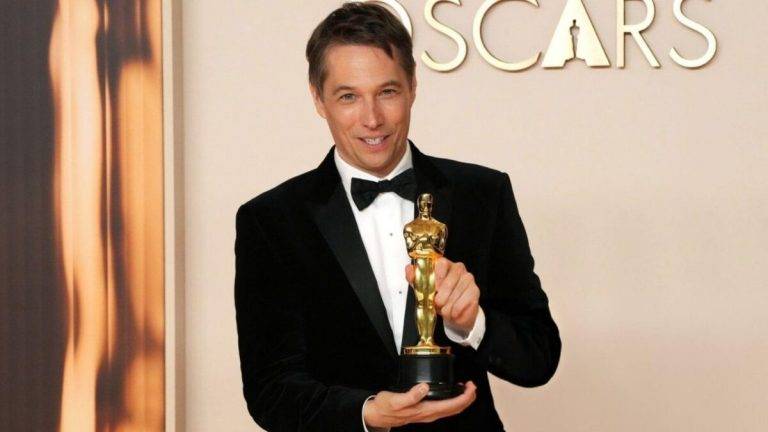 FOTOGRAFÍA. LOS ÁNGELES (ESTADOS UNIDOS DE AMÉRICA), 02 DE MARZO DE 2025. El cineasta estadounidense Sean Baker fue registrado este domingo, 2 de marzo, tras recibir el premio Óscar a mejor edición, durante la edición 97 de los afamados galardones del cine estadounidense, en el Teatro Dolby de Hollywood, en Los Ángeles (CA, EE.UU.). Baker también ganó la estatuilla a mejor director por su filme 'Anora'. Efe