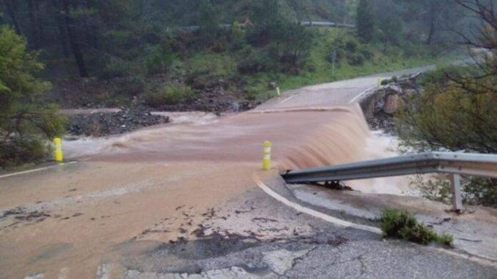 El temporal desborda ríos y azota de nuevo a la C.Valenciana junto con Cataluña y Murcia FOTOGRAFÍA. MÁLAGA (ANDALUCÍA) REINO DE ESPAÑA, 06 D EMARZO DE 2025. La crecida del río Turón ha provocado el corte de la carretera MA-8302 en Genalguacil (Málaga). Las precipitaciones registradas este jueves en el interior de la provincia de Málaga, que han alcanzado su valor más elevado en Casarabonela con casi 70 litros por metro cuadrado, han ocasionado el desbordamiento del río Turón en Ardales y cortes de vías. Diputación de Málaga/Efe. Efe