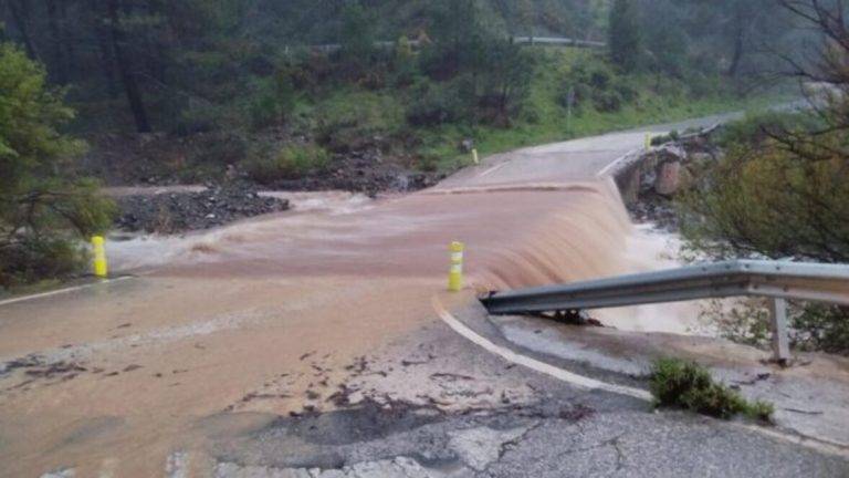 FOTOGRAFÍA. MÁLAGA (ANDALUCÍA) REINO DE ESPAÑA, 06 D EMARZO DE 2025. La crecida del río Turón ha provocado el corte de la carretera MA-8302 en Genalguacil (Málaga). Las precipitaciones registradas este jueves en el interior de la provincia de Málaga, que han alcanzado su valor más elevado en Casarabonela con casi 70 litros por metro cuadrado, han ocasionado el desbordamiento del río Turón en Ardales y cortes de vías. Diputación de Málaga/Efe. Efe