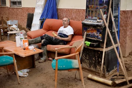 FOTOGRAFÍA. PAIPORTA (PROVINCIA DE VALENCIA) COMUNIDAD VALENCIANA (REINO DE ESPAÑA), 07 DE NOVIEMBRE DE 2024. Detalle de un voluntario que se toma un descanso en las labores de limpieza en Paiporta (Valencia), este jueves, por una calle de esta ciudad española azotada fuertemente por los efectos devastadores de la Depresión Aislada en Niveles Altos (DANA) o (gota fría) del pasado miércoles 29 Octubre de 2024. La Universitat de València (UV) y la Universitat Politècnica de València (UPV) han anunciado este jueves en un comunicado conjunto la implementación temporal hasta el próximo 5 de diciembre de la docencia en línea en sus principales campus con el objetivo de «garantizar la seguridad y la continuidad académica» de toda su comunidad tras la dana. Ambas instituciones académicas, que siguen con la actividad suspendida hasta este domingo, quieren «minimizar la movilidad de vehículos particulares en el área metropolitana de València», en respuesta a las severas inundaciones causadas por la tragedia y también al hecho de que, por ejemplo, no haya aún servicio de metro y tranvía de Metrovalencia en la capital y su área metropolitana. Efe