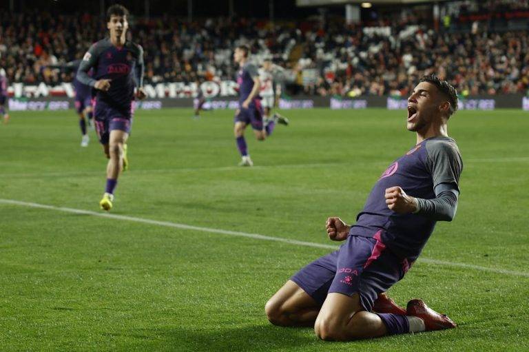 FOTOGRAFÍA. VALLECAS (COMUNIDAD D EMADRID) REINO DE ESPAÑA, 04 DE ABRIL DE 2025. El jugador del Espanyol Roberto Fernández celebra el segundo gol de su equipo en el partido contra el Rayo Vallecano. Efe