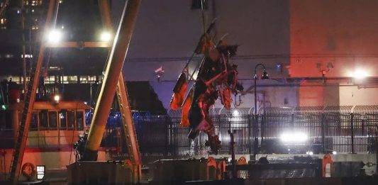 FOTOGRAFÍA. NUEVA YORK (ESTADOS UNIDOS DE AMÉRICA), 10 DE ABRIL DE 2025. Los equipos de emergencia buscan en una zona terrestre cercana después de que un helicóptero se estrellara en el río Hudson. Efe