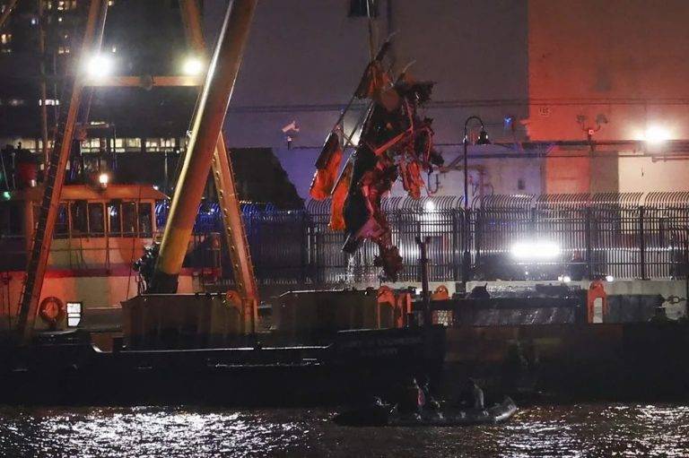 FOTOGRAFÍA. NUEVA YORK (ESTADOS UNIDOS DE AMÉRICA), 10 DE ABRIL DE 2025. Los equipos de emergencia buscan en una zona terrestre cercana después de que un helicóptero se estrellara en el río Hudson. Efe