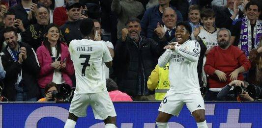 FOTOGRAFÍA. MADRID (REINO DE ESPAÑA), 01 DE ABRIL DE 2025. El defensa del Real Madrid Antonio Rüdiger (d) celebra con Arda Guler tras marcar el cuarto gol ante la Real Sociedad, durante el partido de vuelta de las semifinales de la Copa del Rey que Real Madrid y Real Sociedad disputaron en el estadio Santiago Bernabéu. Efe
