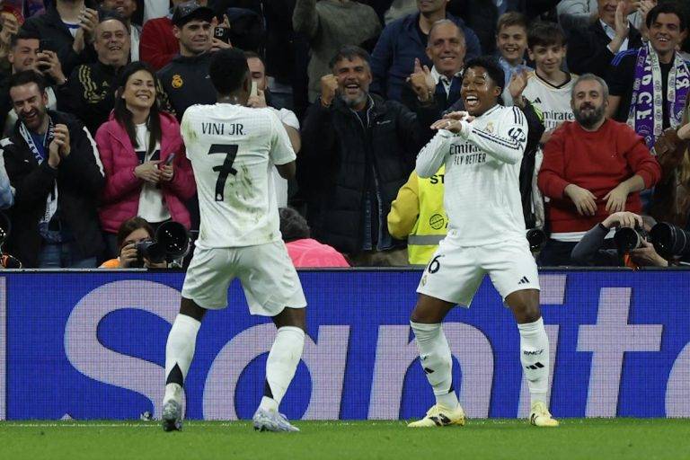FOTOGRAFÍA. MADRID (REINO DE ESPAÑA), 01 DE ABRIL DE 2025. El defensa del Real Madrid Antonio Rüdiger (d) celebra con Arda Guler tras marcar el cuarto gol ante la Real Sociedad, durante el partido de vuelta de las semifinales de la Copa del Rey que Real Madrid y Real Sociedad disputaron en el estadio Santiago Bernabéu. Efe