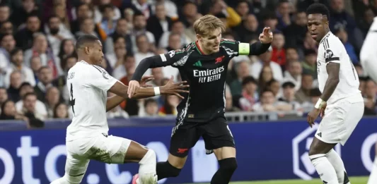 FOTOGRAFÍA. MADRID (REINO DE ESPAÑA), 16 DE ABRIL DE 2025. El delantero del Arsenal Bukayo Saka (i) celebra con Mikel Merino su gol durante el partido de vuelta de cuartos de final de la Liga de Campeones que Real Madrid y Arsenal jugaron en el estadio Santiago Bernabéu. Efe