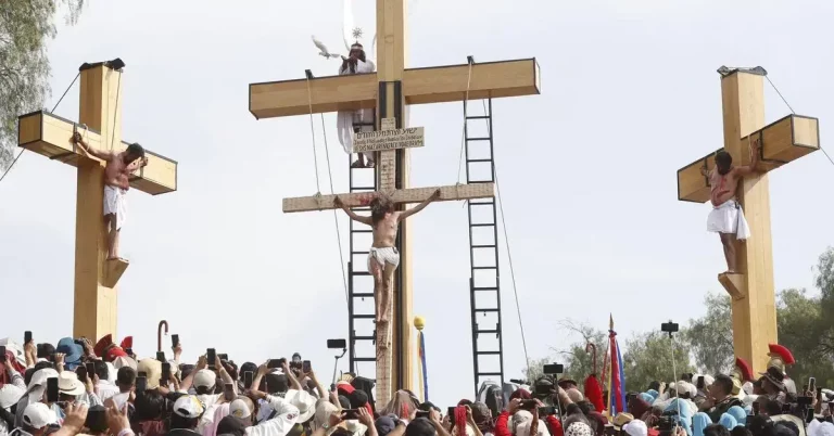 FOTOGRAFÍA. IZTAPALAPA (CIUDAD DE MÉXICO) MÉXICO, VIERNES SANTO 18 DE ABRIL DE 2025. Actores participan durante la representación numero 182 de la pasión de Cristo este viernes, en la alcaldía de Iztapalapa, en la Ciudad de México (México). La representación de la Semana Santa de Iztapalapa tiene una tradición de 182 años (1843), con la interpretación de la Pasión de Cristo como su principal atractivo. Efe