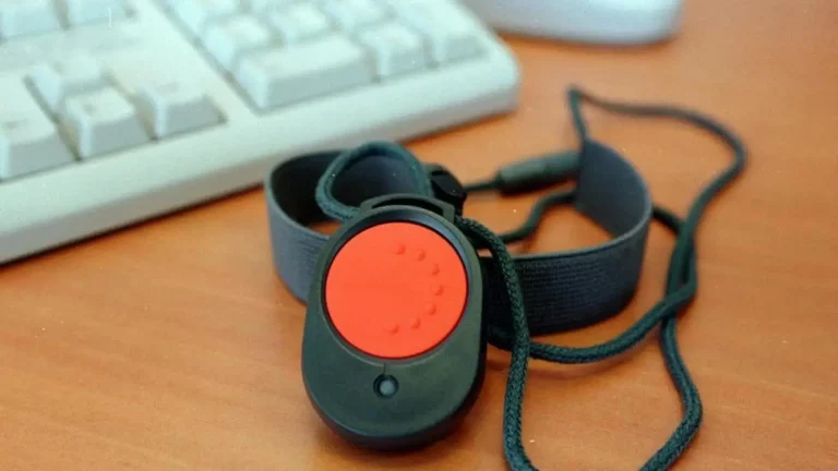 FOTOGRAFÍA. MADRID (REINO DE ESPAÑA), 16 DE MAYO DE 2000. En la imagen, detalle de una pulsera de control telemático, un Sistema de seguimiento por medios telemáticos del cumplimiento de las prohibiciones de aproximación impuestas en el ámbito de la "violencia de género" y en el ámbito de la violencia sexual es aquel que permite verificar el cumplimiento de las prohibiciones de aproximación a la víctima impuestas en los procedimientos que se sigan por "violencia de género" y por violencia sexual en los que la Autoridad Judicial acuerde su utilización. La pulsera proporciona, además, información actualizada y permanente de las incidencias que afecten al cumplimiento o incumplimiento de las medidas, así como de las posibles incidencias, tanto accidentales como provocadas, en el funcionamiento de los dispositivos electrónicos utilizados. Efe