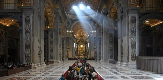 FOTOGRAFÍA. CIUDAD DE EL VATICANO (EL VATICANO), 24 DE ABRIL DE 2025. Fieles entran en la Basílica de San Pedro para despedir al papa Francisco este jueves, en la Ciudad del Vaticano. Efe