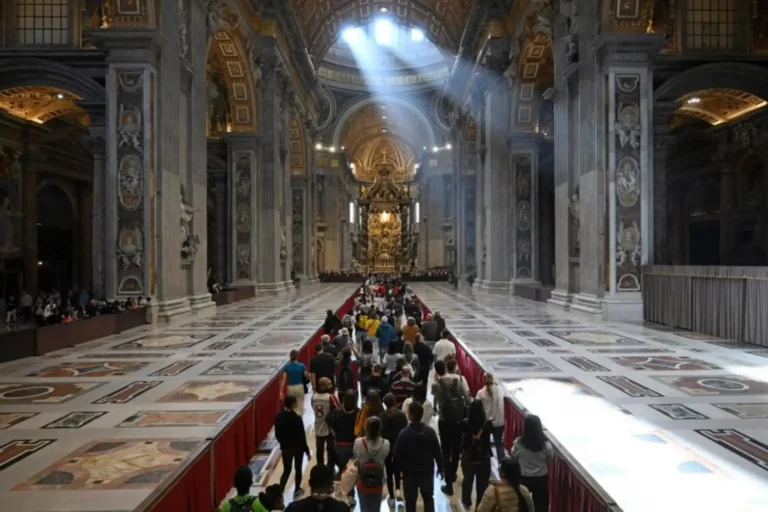 FOTOGRAFÍA. CIUDAD DE EL VATICANO (EL VATICANO), 24 DE ABRIL DE 2025. Fieles entran en la Basílica de San Pedro para despedir al papa Francisco este jueves, en la Ciudad del Vaticano. Efe