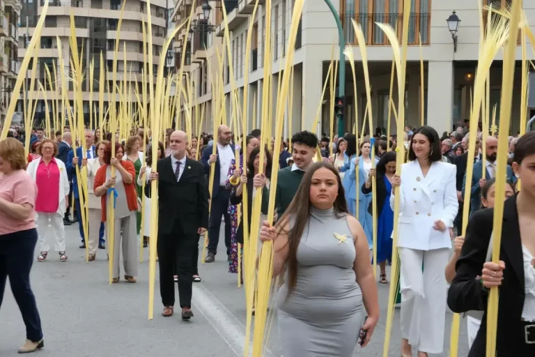 FOTOGRAFÍA. ELCHE (ALICANTE) COMUNIDAD VALENCIANA) REINO DE ESPAÑA, 13 DE ABRIL DE 2025. La procesión del Domingo de Ramos recorre las calles de Elche, este domingo, con miles de personas portando palmas blancas artesanales, símbolo distintivo de la ciudad. Efe