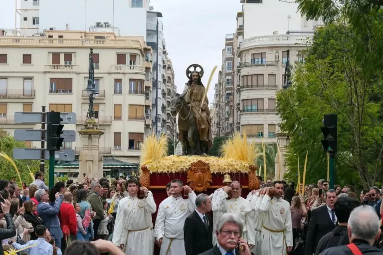 FOTOGRAFÍA. ELCHE (ALICANTE) COMUNIDAD VALENCIANA) REINO DE ESPAÑA, 1º3 DE ABRIL DE 2025. La imagen de Jesús Triunfante, conocida como "La Borriquita", durante la procesión del Domingo de Ramos que recorre las calles de Elche, este domingo, con miles de personas portando palmas blancas artesanales, símbolo distintivo de la ciudad. Efe