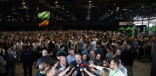 FOTOGRAFÍA. VALENCIA (COMUNIDAD VALENCIANA) REINO DE ESPAÑA, 06 DE ABRIL DE 2025. El primer acto nacional de su formación política en Valencia tras la tragedia de la riada del 29 de octubre de 2024, con el presidente de VOX, Santiago Abascal Conde, ha comenzado con un minuto de silencio y oración en recuerdo de los fallecidos, cuenta con la presencia de la presidente de las Cortes valencianas, María de los Llanos Massó Linares (Llanos Massó); el portavoz del Grupo Parlamentario de VOX en las Cortes Valencianas, José María Llanos Pitarch; el presidente de VOX en Valencia, Ignacio Gil Lázaro y el exvicepresidente del Gobierno de Valencia, Vicente Barrera Simó. Lasvocesdelpueblo (Ñ Pueblo)