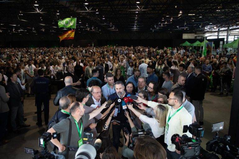 FOTOGRAFÍA. VALENCIA (COMUNIDAD VALENCIANA) REINO DE ESPAÑA, 06 DE ABRIL DE 2025. El primer acto nacional de su formación política en Valencia tras la tragedia de la riada del 29 de octubre de 2024, con el presidente de VOX, Santiago Abascal Conde, ha comenzado con un minuto de silencio y oración en recuerdo de los fallecidos, cuenta con la presencia de la presidente de las Cortes valencianas, María de los Llanos Massó Linares (Llanos Massó); el portavoz del Grupo Parlamentario de VOX en las Cortes Valencianas, José María Llanos Pitarch; el presidente de VOX en Valencia, Ignacio Gil Lázaro y el exvicepresidente del Gobierno de Valencia, Vicente Barrera Simó. Lasvocesdelpueblo (Ñ Pueblo)