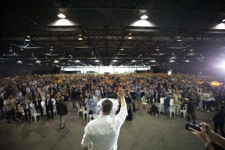 FOTOGRAFÍA. VALENCIA (COMUNIDAD VALENCIANA) REINO DE ESPAÑA, 06 DE ABRIL DE 2025. El primer acto nacional de su formación política en Valencia tras la tragedia de la riada del 29 de octubre de 2024, con el presidente de VOX, Santiago Abascal Conde, ha comenzado con un minuto de silencio y oración en recuerdo de los fallecidos, cuenta con la presencia de la presidente de las Cortes valencianas, María de los Llanos Massó Linares (Llanos Massó); el portavoz del Grupo Parlamentario de VOX en las Cortes Valencianas, José María Llanos Pitarch; el presidente de VOX en Valencia, Ignacio Gil Lázaro y el exvicepresidente del Gobierno de Valencia, Vicente Barrera Simó. Lasvocesdelpueblo (Ñ Pueblo)