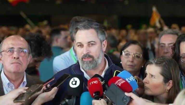 FOTOGRAFÍA. VALENCIA (COMUNIDAD VALENCIANA) REINO DE ESPAÑA, 06 DE ABRIL DE 2025. El primer acto nacional de su formación política en Valencia tras la tragedia de la riada del 29 de octubre de 2024, con el presidente de VOX, Santiago Abascal Conde, ha comenzado con un minuto de silencio y oración en recuerdo de los fallecidos, cuenta con la presencia de la presidente de las Cortes valencianas, María de los Llanos Massó Linares (Llanos Massó); el portavoz del Grupo Parlamentario de VOX en las Cortes Valencianas, José María Llanos Pitarch; el presidente de VOX en Valencia, Ignacio Gil Lázaro y el exvicepresidente del Gobierno de Valencia, Vicente Barrera Simó. Lasvocesdelpueblo (Ñ Pueblo)