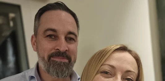 FOTOGRAFÍA. ROMA (ITALIA), 12 DE ABRIL DE 2025. El presidente de VOX y Patriots of Europe, Santiago Abascal Conde; y líder de Fratelli d'Italia (Hermanos de Italia) y primera ministra de Italia, Giorgia Meloni, registrado este sábado en Roma (Italia), tras varias horas de charla entre ambos, en un espacio privado. Lasvocesdelpueblo (Ñ Pueblo)