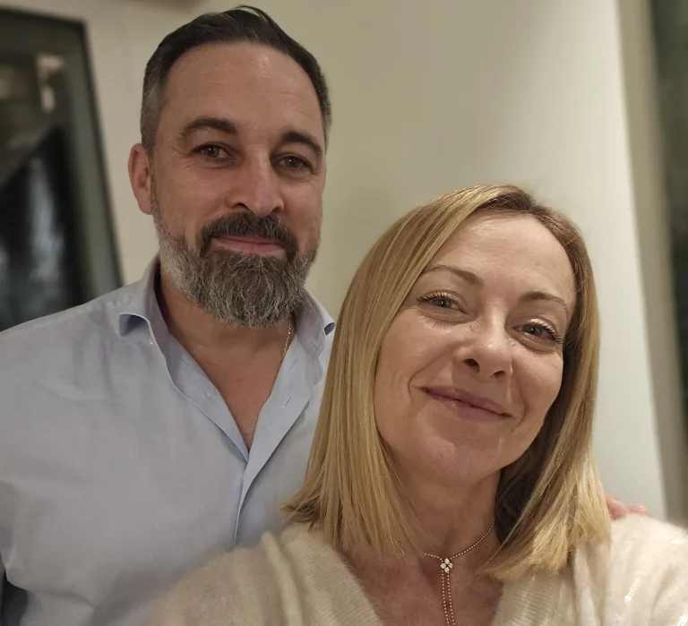 FOTOGRAFÍA. ROMA (ITALIA), 12 DE ABRIL DE 2025. El presidente de VOX y Patriots of Europe, Santiago Abascal Conde; y líder de Fratelli d'Italia (Hermanos de Italia) y primera ministra de Italia, Giorgia Meloni, registrado este sábado en Roma (Italia), tras varias horas de charla entre ambos, en un espacio privado. Lasvocesdelpueblo (Ñ Pueblo)