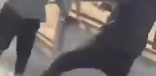 FOTOGRAFÍA. MATARÓ (BARCELONA) CATALUÑA (REINO DE ESPAÑA), 23 DE ABRIL DE 2025. Una captura de un vídeo difundido muestra una brutal agresión a un adolescente a la salida de un Instituto de la capital de la Comarca del Maresme, Mataró (Barcelona), por parte de una turba de inmigrantes magrebíes. la víctimas ha sido ingresado con costillas rotas, de acuerdos con reportes de redes sociales. Lasvocesdelpueblo (Ñ Pueblo)