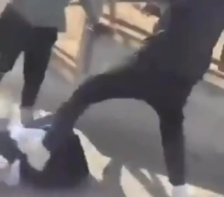 FOTOGRAFÍA. MATARÓ (BARCELONA) CATALUÑA (REINO DE ESPAÑA), 23 DE ABRIL DE 2025. Una captura de un vídeo difundido muestra una brutal agresión a un adolescente a la salida de un Instituto de la capital de la Comarca del Maresme, Mataró (Barcelona), por parte de una turba de inmigrantes magrebíes. la víctimas ha sido ingresado con costillas rotas, de acuerdos con reportes de redes sociales. Lasvocesdelpueblo (Ñ Pueblo)