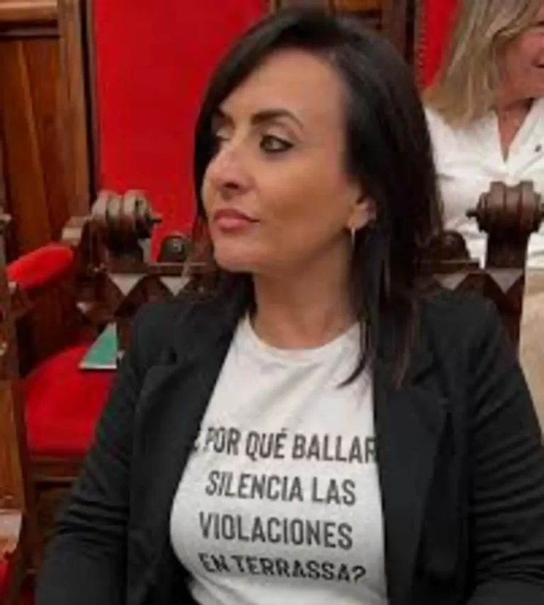 FOTOGRAFÍA. TARRASA (BARCELONA) REINO DE ESPAÑA, 25 DE ABRIL DE 2025. En la imagen la líder de la agrupación local de VOX en la ciudad de Tarrasa, municipio de la comarca del Vallés Occidental, provincia de Barcelona, y portavoz del Grupo Municipal en el Ayuntamiento de esta ciudad, Alicia Tomás Martínez, quien luce una camiseta con el texto "¿Por qué Ballart silencia las violaciones en Terrassa?". Junto a sus dos compañeros del Grupo, los valientes catalanes Daniel Pinto Bausela y Mireya Navarro Andreu, Alicia es víctima de una persecución institucional y política sin precedentes por decir la verdad en público y por liderar el único Grupo Municipal que denuncia lo que nadie se atreve a denunciar, por ejemplo, "denunciar la inseguridad en nuestra ciudad, denunciar los delitos contra la libertad sexual que se cometen en Terrassa y que se silencian desde el gobierno municipal y desde los medios de comunicación porque, en el 90% de los casos, son perpetrados por extranjeros". Lasvocesdelpueblo (Ñ Pueblo)