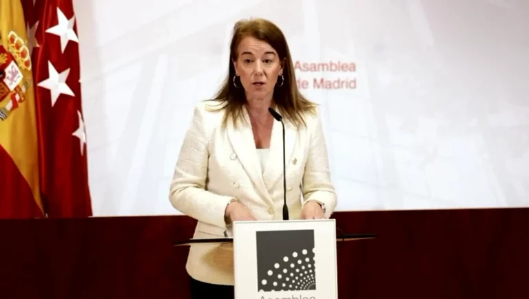 FOTOGRAFÍA. MADRID (REINO DE ESPAÑA), 14 DE ABRIL DE 2025. La portavoz adjunta del Grupo Parlamentario de VOX en la Asamblea de Madrid y portavoz en la Comisión de la Condonación de la Deuda a Cataluña, Ana María Cuartero Lorenzo (Ana Cuartero), hace declaraciones sobre el posicionamiento de VOX ante maniobras partidistas del Partido Popular para excluir del orden del día a las más de 20 solicitudes de comparecencia presentadas por los de Santiago Abascal Conde. "Nosotros lo que no estamos dispuestos es a convertir esto en un estudio simplemente económico sobre las ventajas e inconvenientes que pueda suponer para la Comunidad de Madrid", dijo anunciando la salida de VOX de esta comisión parlamentaria. Lasvocesdelpueblo (Ñ Pueblo)