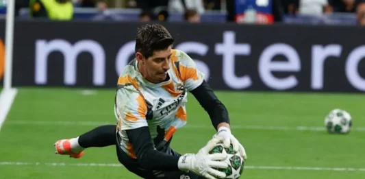 FOTOGRAFÍA. MADRID (REINO D EESPAÑA), 16 DE ABRIL DE 2025. El guardameta belga del Real Madrid, Thibaut Courtois, calienta antes de comenzar el partido de vuelta de cuartos de final de la Liga de Campeones que Real Madrid y Arsenal juegan hoy miércoles en el estadio Santiago Bernabéu. Efe