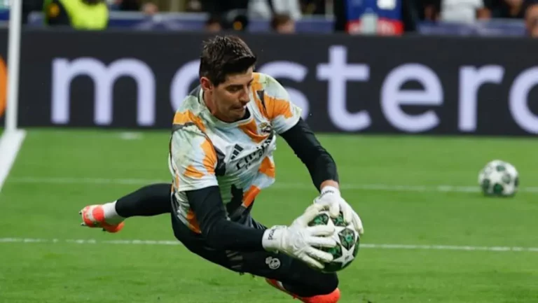 FOTOGRAFÍA. MADRID (REINO D EESPAÑA), 16 DE ABRIL DE 2025. El guardameta belga del Real Madrid, Thibaut Courtois, calienta antes de comenzar el partido de vuelta de cuartos de final de la Liga de Campeones que Real Madrid y Arsenal juegan hoy miércoles en el estadio Santiago Bernabéu. Efe