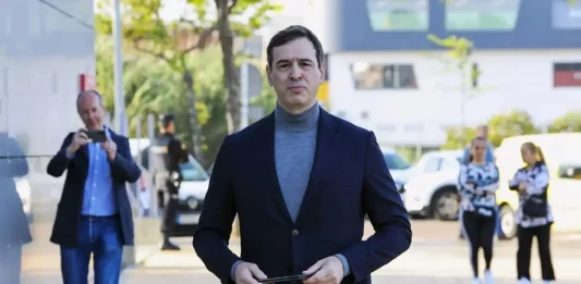 FOTOGRAFÍA. BADAJOZ (EXTREMADURA) REINO DE ESPAÑA, 25 DE ABRIL DE 2025.- David Sánchez Pérez-Castejón, hermano del presidente del Gobierno de España y secretario general del Partido Socialista (PSOE), Pedro Sánchez Pérez-Castejón, declara este viernes ante la jueza instructora de la causa por su contratación como coordinador de los conservatorios pacenses de música, cuya investigación también aprecia "indicios de criminalidad" en la adjudicación del puesto de jefe de Programas de Actividades Transfronterizas a un exempleado del Ministerio de Presidencia. Efe