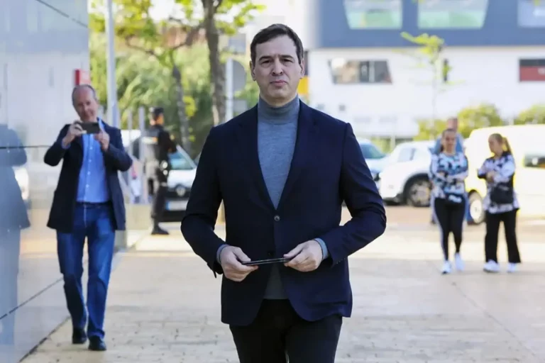 FOTOGRAFÍA. BADAJOZ (EXTREMADURA) REINO DE ESPAÑA, 25 DE ABRIL DE 2025.- David Sánchez Pérez-Castejón, hermano del presidente del Gobierno de España y secretario general del Partido Socialista (PSOE), Pedro Sánchez Pérez-Castejón, declara este viernes ante la jueza instructora de la causa por su contratación como coordinador de los conservatorios pacenses de música, cuya investigación también aprecia "indicios de criminalidad" en la adjudicación del puesto de jefe de Programas de Actividades Transfronterizas a un exempleado del Ministerio de Presidencia. Efe
