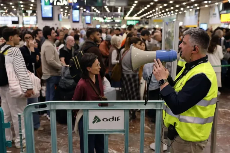 FOTOGRAFÍA. BARCELONA (CATALUÑA) REINO DE ESPAÑA, 29/04/2025.- Colas interminables y aglomeraciones de pasajeros desorientados con trenes cancelados o con mucho retraso son la escena que impera esta mañana en la Estación de Sants de Barcelona, que vive otra jornada de caos por problemas en todos los servicios ferroviarios derivados del apagón de ayer. Efe