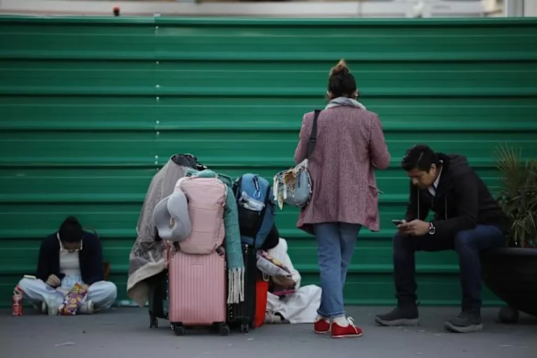 FOTOGRAFÍA. BARCELONA (CATALUÑA) REINO D EESPAÑA, 28 DE ABRIL DE 2025. Centenares de personas esperan a que abra la Estación de Sants para poder pasar la noche durante el corte de suministro eléctrico que afecta este lunes a España y que ha dejado sin servicio el metro y el tranvia de Barcelona y todas las líneas de ferrocarril en Barcelona, y sin red de teléfonos móviles ni internet. Efe
