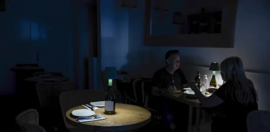 FOTOGRAFÍA. MÁLAGA (ANDALUCÍA) REINO DE ESPAÑA, 28 DE ABRIL DE 2025. Una pareja cena en un restaurante del centro de Málaga este lunes, durante la caída de la red eléctrica en toda la península. Efe