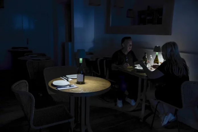 FOTOGRAFÍA. MÁLAGA (ANDALUCÍA) REINO DE ESPAÑA, 28 DE ABRIL DE 2025. Una pareja cena en un restaurante del centro de Málaga este lunes, durante la caída de la red eléctrica en toda la península. Efe