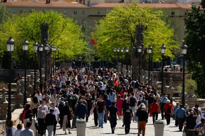 Apagón España - Francia aumentan su ayuda eléctrica a España (3) FOTOGRAFÍA. MADRID (COMUNIDAD DE MADRID) REINO DE ESPAÑA, 28 DE ABRIL DE 2025. Decenas de personas en la calle este lunes en Madrid, durante el apagón masivo del sistema eléctrico en España. Efe
