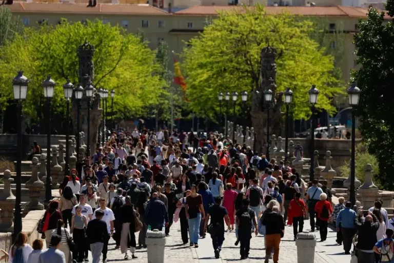 FOTOGRAFÍA. MADRID (COMUNIDAD DE MADRID) REINO DE ESPAÑA, 28 DE ABRIL DE 2025. Decenas de personas en la calle este lunes en Madrid, durante el apagón masivo del sistema eléctrico en España. Efe