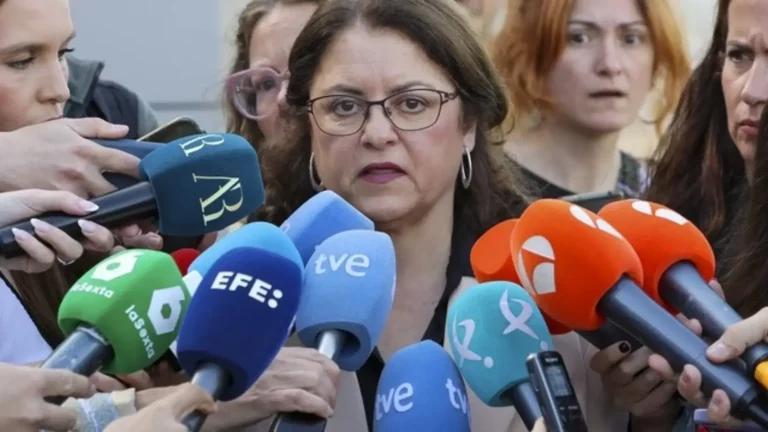 FOTOGRAFÍA. BADAJOZ (EXTREMADURA) REINO DE ESPAÑA, 25 DE ABRIL DE 2025. La directora de orquesta, Cristina de Frutos, una de las once personas aspirantes a la plaza que ocupó finalmente David Sánchez Pérez-Castejón, hermano del presidente del Gobierno de España y secretario general del Partido Socialista (PSOE), Pedro Sánchez Pérez-Castejón, en la Diputación de Badajoz, ha afirmado este viernes, tras prestar declaración como testigo, que "no hubo igualdad de oportunidades" en el proceso de selección. A su salida de los juzgados, y a preguntas de los periodistas, De Frutos ha expuesto que en la fase de entrevistas a los aspirantes a ella no le preguntaron nada. Sin embargo, en la resolución del proceso se recoge, según ha detallado, que la persona finalmente seleccionada -David Sánchez- contestó "muy bien a las preguntas". Efe