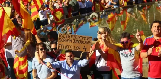 FOTOGRAFÍA. BARCELONA (ESPAÑA (ESPAÑA), 29 DE OCTUBRE DE 2017. Marcha contra el golpe de estado (DUI) del separatismo por las calles del centro de Barcelona. En la imagen, un catalán, de los más de 1,3 millones de personas que clamaron este domingo, baila el famoso paso-doble de Manolo Escobar de la REVOLUCIÓN PACÍFICA ANTIPROCÉS, «Qué viva España» de manolo Escobar, denunciando en su pancarta improvisada los «Felices Los 4» del cantante Maluma (Vamos a ser feliz, vamos a ser feliz, Felices los 4): El Gobierno de España del Partido Popular (PP) de Mariano Rajoy Brey y Soraya Sáenz de Santamaria -presidente y vicepresidente; y los sediciosos golpistas expresidente y ex vicepresidente de la Generalidad de Cataluña, Carles Puigdemont Casamajó (Convergencia)y Oriol Junqueras Vies (ERC). Lasvocesdelpueblo (Ñ Pueblo)