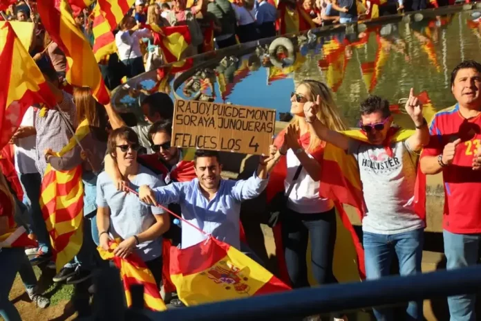 FOTOGRAFÍA. BARCELONA (ESPAÑA (ESPAÑA), 29 DE OCTUBRE DE 2017. Marcha contra el golpe de estado (DUI) del separatismo por las calles del centro de Barcelona. En la imagen, un catalán, de los más de 1,3 millones de personas que clamaron este domingo, baila el famoso paso-doble de Manolo Escobar de la REVOLUCIÓN PACÍFICA ANTIPROCÉS, «Qué viva España» de manolo Escobar, denunciando en su pancarta improvisada los «Felices Los 4» del cantante Maluma (Vamos a ser feliz, vamos a ser feliz, Felices los 4): El Gobierno de España del Partido Popular (PP) de Mariano Rajoy Brey y Soraya Sáenz de Santamaria -presidente y vicepresidente; y los sediciosos golpistas expresidente y ex vicepresidente de la Generalidad de Cataluña, Carles Puigdemont Casamajó (Convergencia)y Oriol Junqueras Vies (ERC). Lasvocesdelpueblo (Ñ Pueblo)