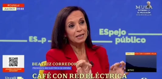 FOTOGRAFÍA. MADRID (REINO DE ESPAÑA), 04 DE NOVIEMBRE DE 2021. En la imagen, la política socialista, globalista y WOKE, Beatriz Corredor Sierra, ministra de Vivienda de España de 2008 a 2010; y, desde 2020 hasta la fecha de hoy, presidente del Grupo Red Eléctrica de España, nombrada esta vez por el presidente del Gobierno y secretario general del Partido Socialista (PSOE), Pedro Sánchez Pérez-Castejón. Captura vídeo entrevista Beatriz Corredor Sierra con programa "Un café con Susanna" (Espejo Público), que presenta la periodista y presentadora española Susanna Griso Raventós en Antena3. "No hay riesgo a corto ni medio plazo de un apagón en España", dijo. Lasvocesdelpueblo (Ñ Pueblo)