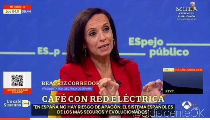 FOTOGRAFÍA. MADRID (REINO DE ESPAÑA), 04 DE NOVIEMBRE DE 2021. En la imagen, la política socialista, globalista y WOKE, Beatriz Corredor Sierra, ministra de Vivienda de España de 2008 a 2010; y, desde 2020 hasta la fecha de hoy, presidente del Grupo Red Eléctrica de España, nombrada esta vez por el presidente del Gobierno y secretario general del Partido Socialista (PSOE), Pedro Sánchez Pérez-Castejón. Captura vídeo entrevista Beatriz Corredor Sierra con programa "Un café con Susanna" (Espejo Público), que presenta la periodista y presentadora española Susanna Griso Raventós en Antena3. "No hay riesgo a corto ni medio plazo de un apagón en España", dijo. Lasvocesdelpueblo (Ñ Pueblo)