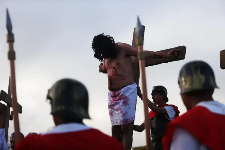 FOTOGRAFÍA. LA PAZ (BOLIVIA), 18 DE ABRIL DE 2025. SEMANA SANTA 2025, VIERNES SANTO. Personas representan el vía crucis en un recorrido de dos horas que conmemora la vida, la pasión y la muerte de Jesús este viernes, en La Paz (Bolivia). Efe