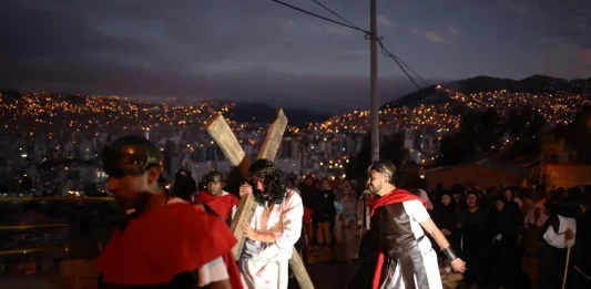 FOTOGRAFÍA. LA PAZ (BOLIVIA), 18 DE ABRIL DE 2025. SEMANA SANTA 2025, VIERNES SANTO. Personas representan el vía crucis en un recorrido de dos horas que conmemora la vida, la pasión y la muerte de Jesús este viernes, en La Paz (Bolivia). Efe