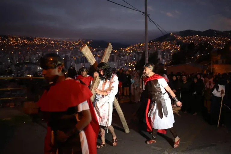 FOTOGRAFÍA. LA PAZ (BOLIVIA), 18 DE ABRIL DE 2025. SEMANA SANTA 2025, VIERNES SANTO. Personas representan el vía crucis en un recorrido de dos horas que conmemora la vida, la pasión y la muerte de Jesús este viernes, en La Paz (Bolivia). Efe