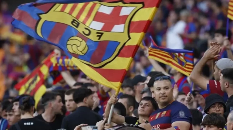 FOTOGRAFÍA. SEVILLA (ANDALUCÍA) REINO DE ESPAÑA, 26 DE ABRIL DE 2025. Detalle de las gradas reservada por los aficioncitas del FC Barcelona (el Barça) antes de comenzar la final de la Copa del Rey que disputan Real Madrid y FC Barcelona en el estadio de La Cartuja, en Sevilla. Efe