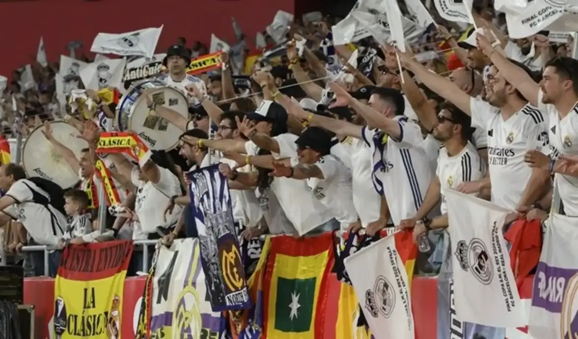FOTOGRAFÍA. SEVILLA (ANDALUCÍA) REINO DE ESPAÑA, 26 DE ABRIL DE 2025. Detalle de la grada reservada por los aficioncitas del Real Madrid antes de comenzar la final de la Copa del Rey que disputan Real Madrid y FC Barcelona en el estadio de La Cartuja, en Sevilla. Efe