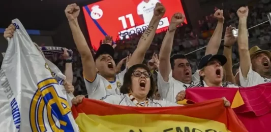 FOTOGRAFÍA. SEVILLA (ANDALUCÍA) REINO DE ESPAÑA, 26 DE ABRIL DE 2025. Detalle de la grada reservada por los aficioncitas del Real Madrid antes de comenzar la final de la Copa del Rey que disputan Real Madrid y FC Barcelona en el estadio de La Cartuja, en Sevilla. Efe