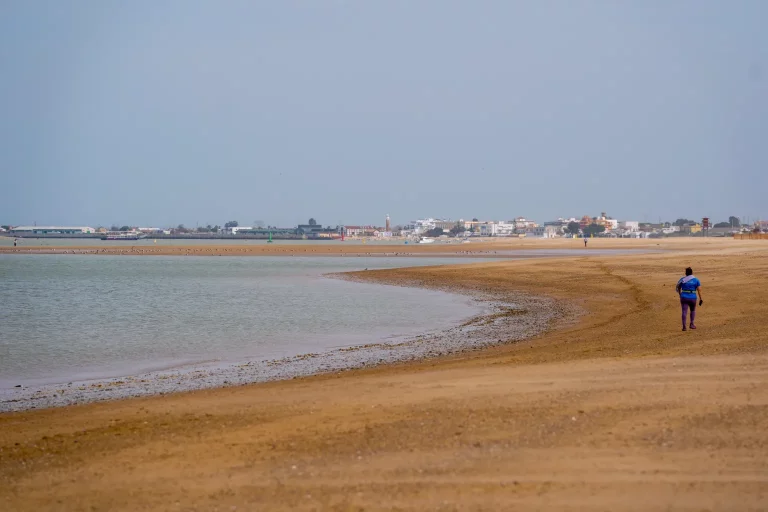 FOTOGRAFÍA. CÁDIZ (ANDALUCÍA) REINO DE ESPAÑA, 13 DE MARZO DE 2025. Vista de la desembocadura del río Guadalquivir en Sanlúcar de Barrameda (Cádiz). Efe