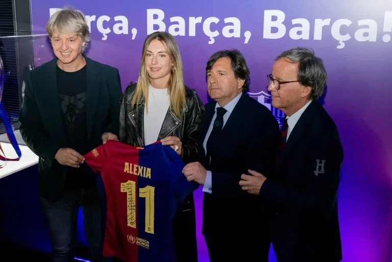 FOTOGRAFÍA. BARCELONA (CATALUÑA) REIINO DE ESPAÑA, 22 DE ABRIL DE 2025. CASA SEAT y FC BARCELONA celebran los 125 años de historia blaugrana con una colaboración cultural sin precedentes. La colaboración incluye una exposición, "Els Tresors Blaugranes", que se ha inaugurado esta mañana en un acto privado para prensa, que ha contado con la participación de directivos del FC Barcelona y de SEAT/Cupra, como Jordi Penas, director del Museo del FC Barcelona, e Ignasi Prieto, Chief Brand Officer de CUPRA, así como con la futbolista y embajadora de CUPRA, Alexia Putellas. Lasvocesdelpueblo (Ñ Pueblo)